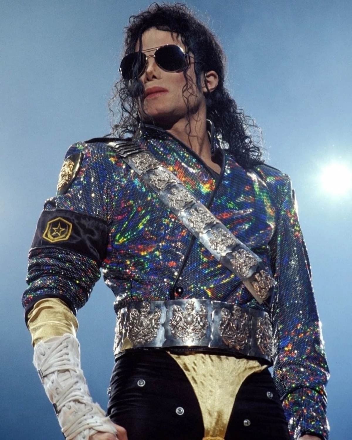 Michael Jackson trong trang phục military jacket ánh kim – hình ảnh định hình phong cách sân khấu pop.
