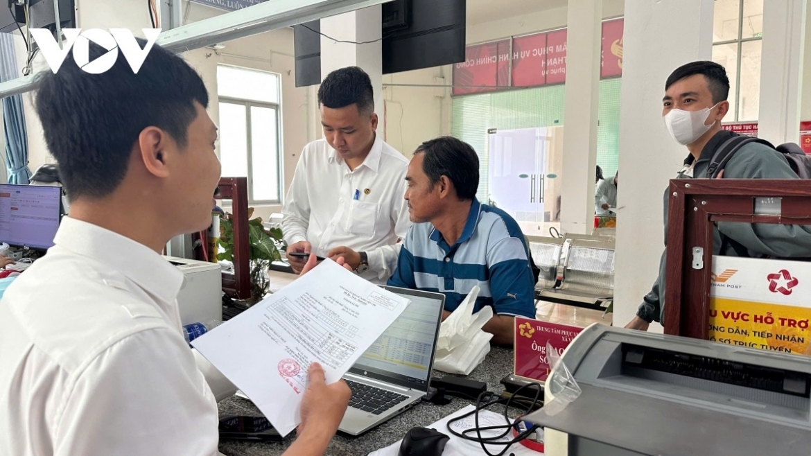 Người dân Cần Thơ thực hiện các thủ tục tại các trung tâm hành chính công một cách thuận lợi, nhanh chóng.