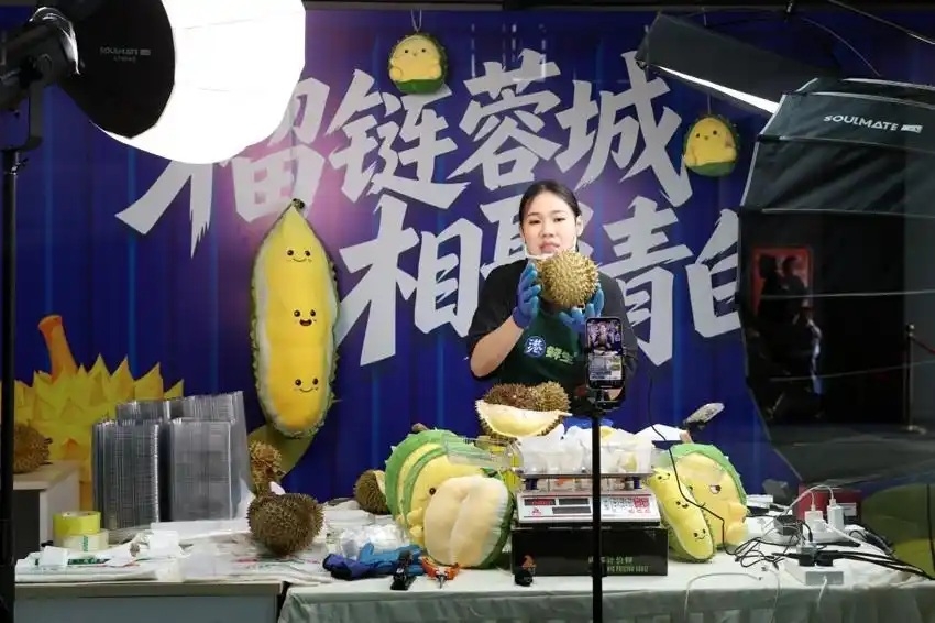 Một gian hàng quảng bá sầu riêng nhập khẩu thông qua livestream trên Douyin tại sự kiện khai trương Trung tâm phân phối sầu riêng nhập khẩu Thành Đô ngày 26/4/2026. Ảnh: Phòng Tuyên truyền thuộc Quận ủy Thanh Bạch Giang