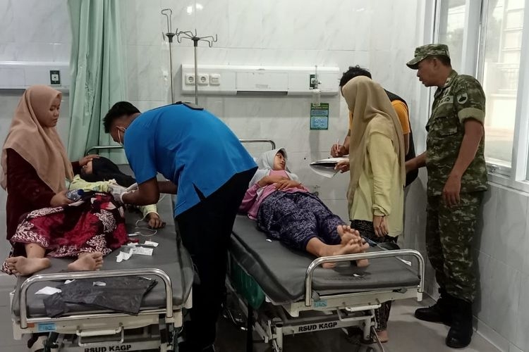 Một số học sinh tỉnh Trung Java, Indonesia được điều trị tại một cơ sở y tế do ngộ độc thực phẩm hôm 18-4. (Ảnh Quân sự Demak)