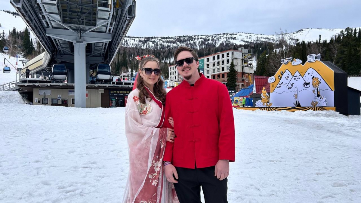 Một trong 7 cặp đôi tham gia Lễ cưới tập thể- trượt tuyết trên núi tại Lễ hội Grelkafest