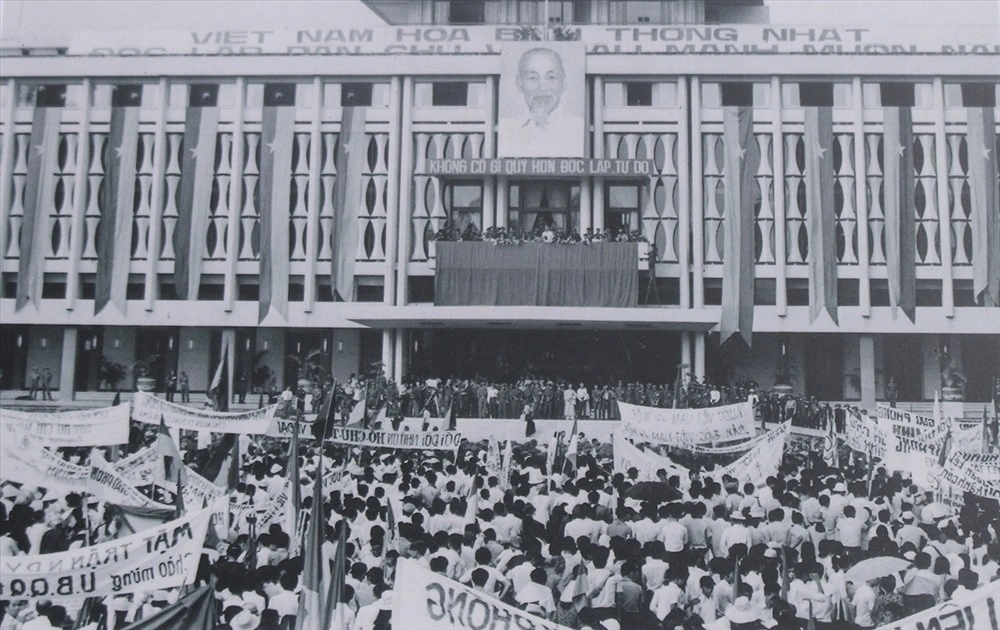 Cuộc mít-tinh chào mừng Ủy ban Quân quản thành phố Sài Gòn ngày 7/5/1975. (Ảnh: TTXVN)