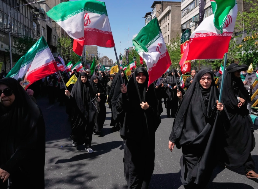 Người dân Iran xuống đường kỷ niệm ngày mất của Lãnh đạo tối cao Ali Khamenei. Ảnh: AP