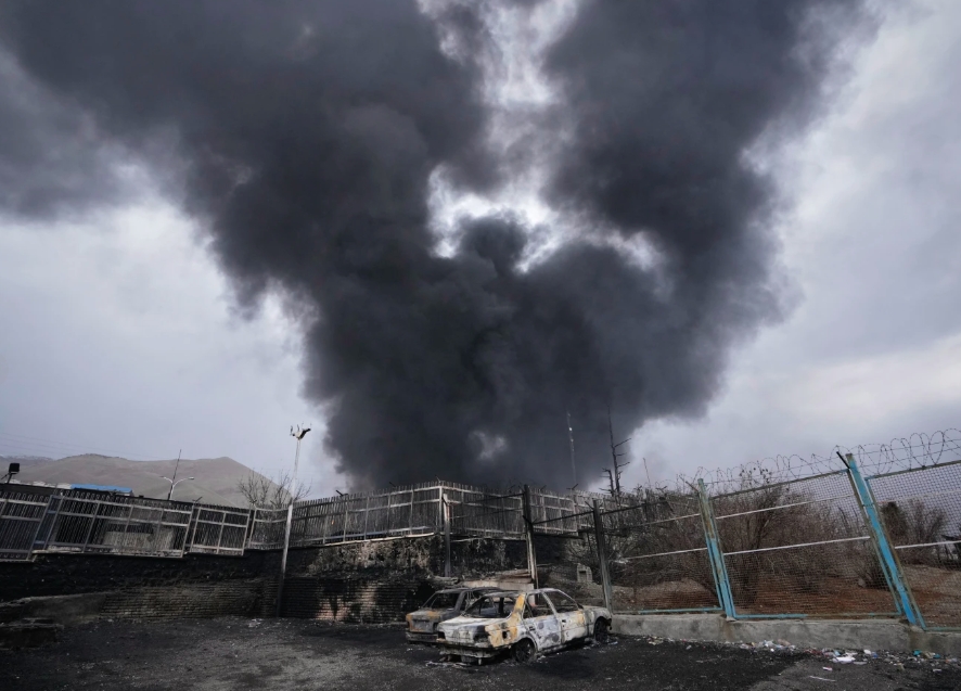 Khói bốc lên sau một cuộc tấn công của Mỹ vào Iran. Ảnh: AP