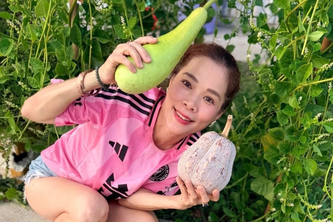 Ở tuổi 54, Mỹ Lệ tận hưởng niềm vui bình dị bên khu vườn rộng 10.000m2. Nữ ca sĩ thường chia sẻ hình ảnh làm vườn, hào hứng khoe những loại cây trĩu quả.