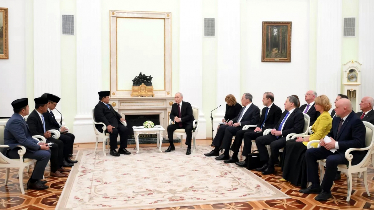 Tổng thống Nga Vladimir Putin và Tổng thống Indonesia Prabowo Subianto trong cuộc gặp tại Moscow - Ảnh: Ria Novosti