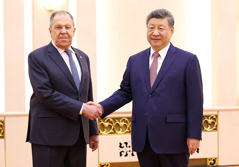 Ngoại trưởng Nga Sergey Lavrov gặp Tổng Bí thư, Chủ tịch Trung Quốc Tập Cận Bình. (Ảnh: Reuters)