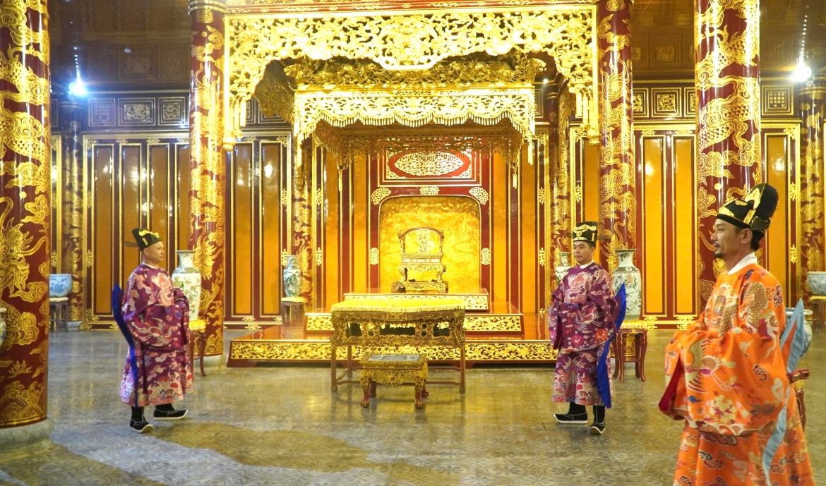 Ngai vua triều Nguyễn trưng bày ở điện Thái Hòa, Đại Nội Huế trước khi bị xâm hại