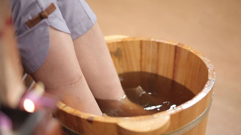 Ngâm chân nước gừng là cách thư giãn được nhiều người áp dụng và được cho là mang lại lợi ích cho sức khỏe