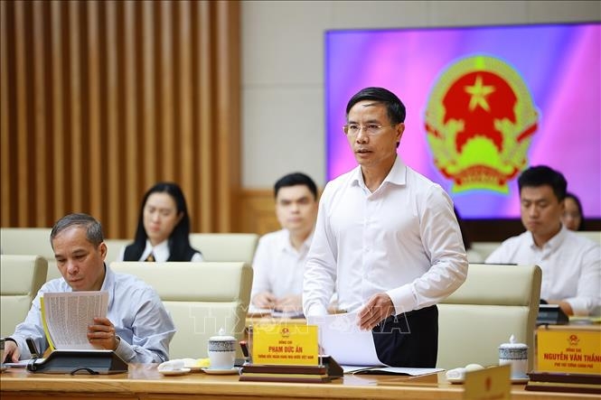 Thống đốc Ngân hàng Nhà nước Phạm Đức Ấn báo cáo tình hình hoạt động của ngành ngân hàng. Ảnh: Dương Giang/TTXVN