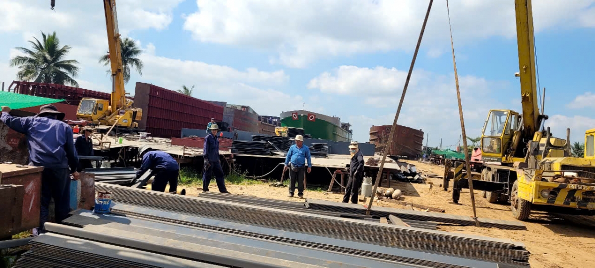 Nghề đóng tàu sắt tại tỉnh Đồng Tháp sôi động sau nhiều năm trầm lắng