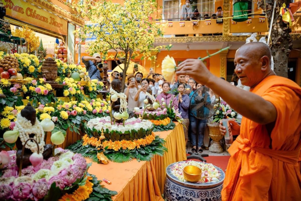Nghi lễ tắm Phật thiêng liêng (Ảnh: Chùa Candaransi)
