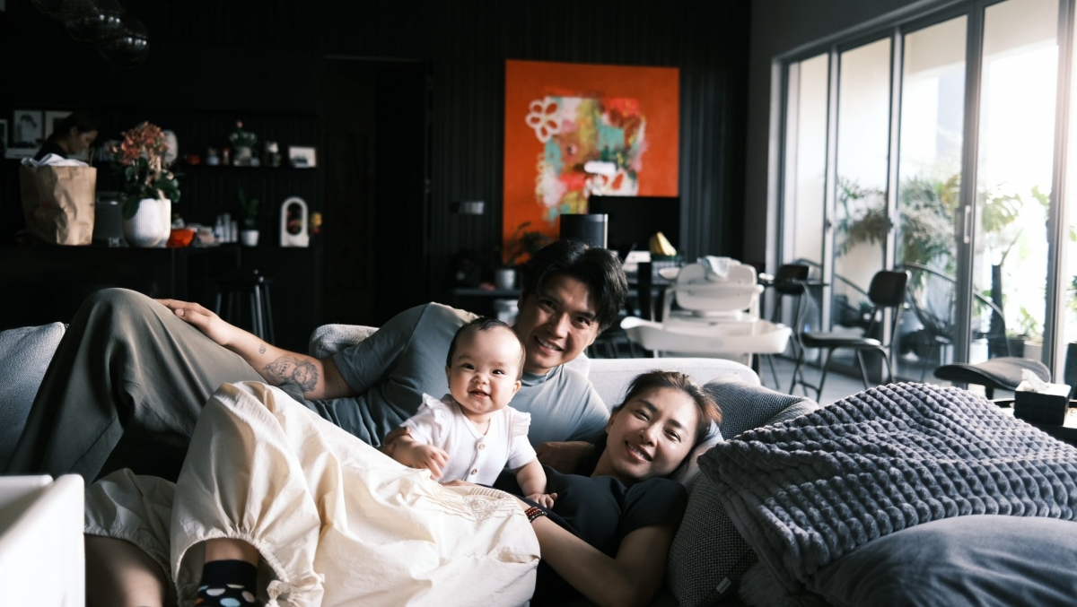 Ngô Thanh Vân và Huy Trần khoe loạt ảnh gia đình hạnh phúc bên em bé Gạo nhanh chóng thu hút sự chú ý. Trong không khí nghỉ lễ, “nhóc tì” hài hước than thở: “Nghỉ lễ cô chú, mẹ dì có chỗ nào đi giới thiệu cho Gạo với ạ. Loay hoay miết bây giờ nhìn lại chắc ông bà bô cho ở nhà quá. Con muốn đi tơiiiiiii…”, khiến netizen bật cười vì quá đáng yêu.