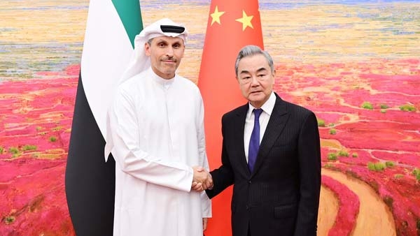Ngoại trưởng Trung Quốc Vương Nghị gặp ông Khaldoon Khalifa Al Mubarak, Đặc phái viên của Tổng thống UAE về các vấn đề Trung Quốc. Ảnh: Bộ Ngoại giao Trung Quốc