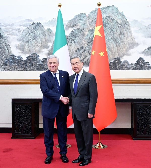 Ngoại trưởng Trung Quốc Vương Nghị và Ngoại trưởng Italy Antonio Tajani. Ảnh: Bộ ngoại giao Trung Quốc