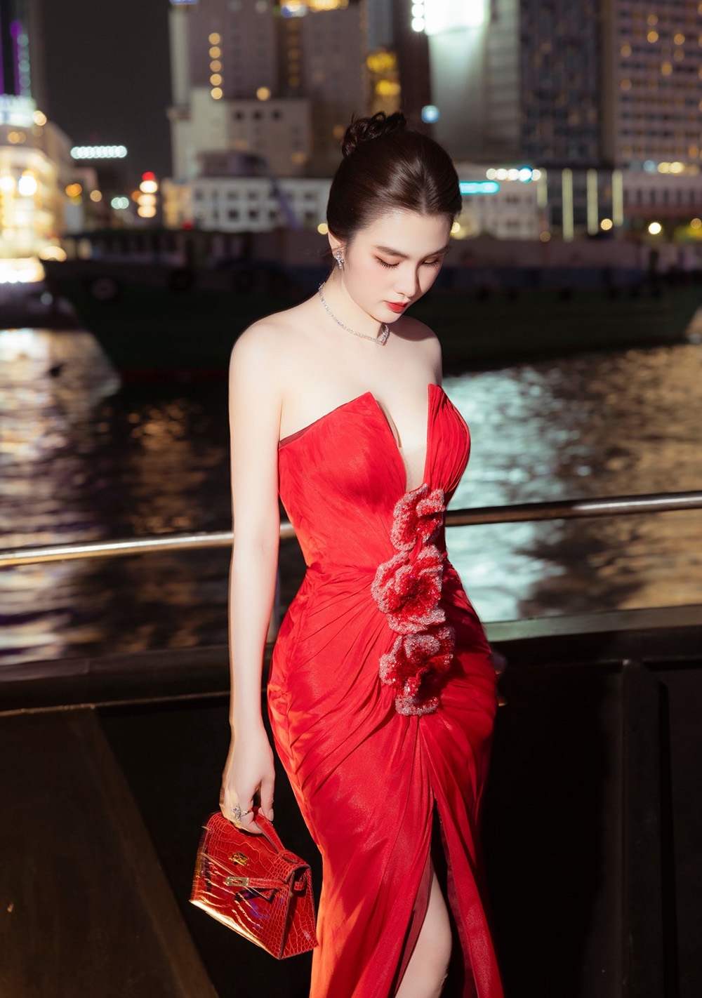 Ngọc Loan xả ảnh lên đồ sang chảnh đón sinh nhật bác sĩ Chiêm Quốc Thái.