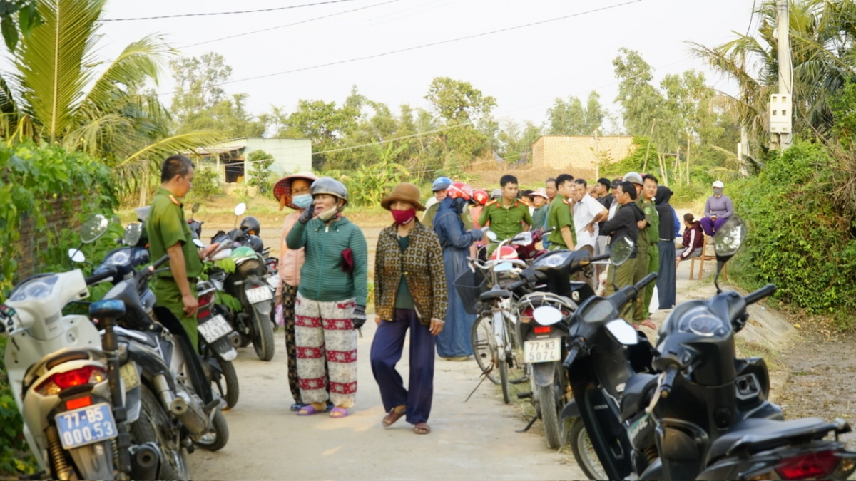 Người dân địa phương bàng hoàng khi nghe tin về vụ tử vong của gia đình bà Đ.