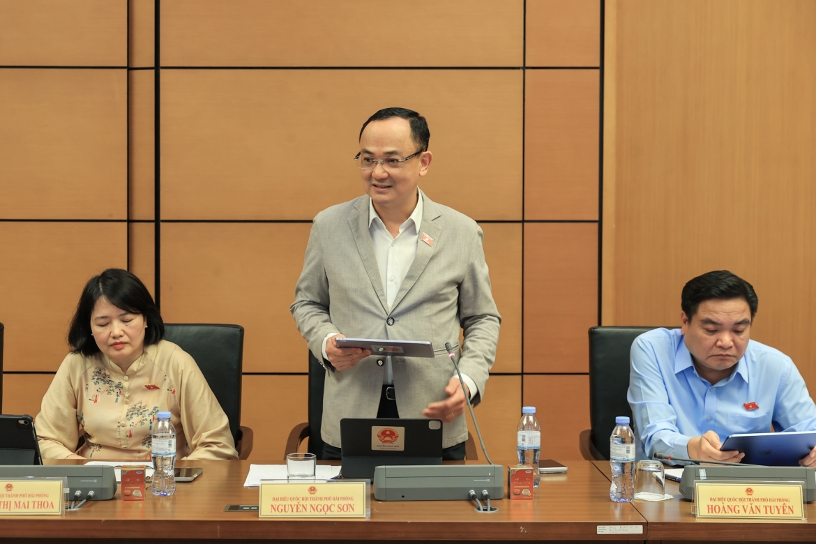 Đại biểu Quốc hội Nguyễn Ngọc Sơn phát biểu thảo luận tại tổ, chiều 9/4. Ảnh: Nhật Bắc