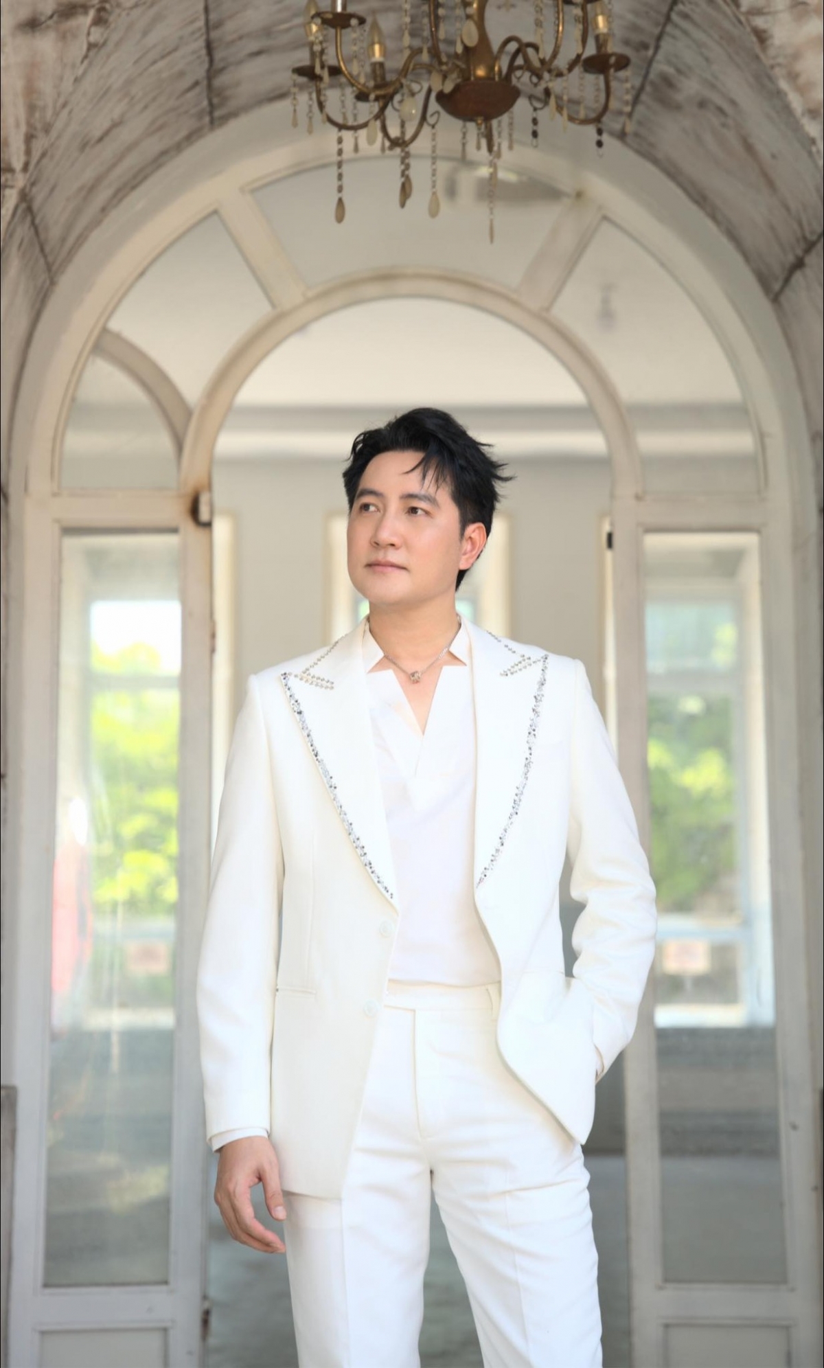 Ca sĩ Nguyễn Phi Hùng khiến dân mạng bật cười với chia sẻ: “Nhân ngày Cá tháng Tư mình nói thiệt là chưa có người yêu…nhưng lại yêu rất nhiều người” – một câu nói nửa đùa nửa thật đúng tinh thần ngày 1/4.