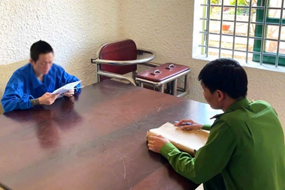 Nguyễn Trọng Sơn tại cơ quan điều tra. (Ảnh: Công an Đắk Lắk)