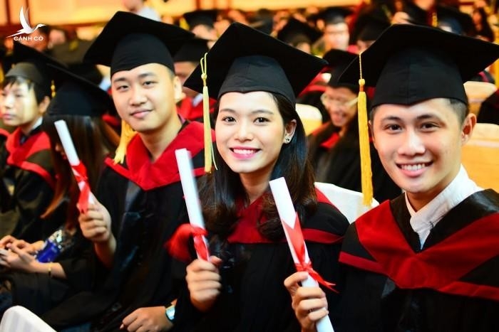 Việc đãi ngộ, môi trường làm việc và cơ hội phát triển chưa đủ sức cạnh tranh, dẫn đến tình trạng “chảy máu chất xám” và lãng phí nhân tài