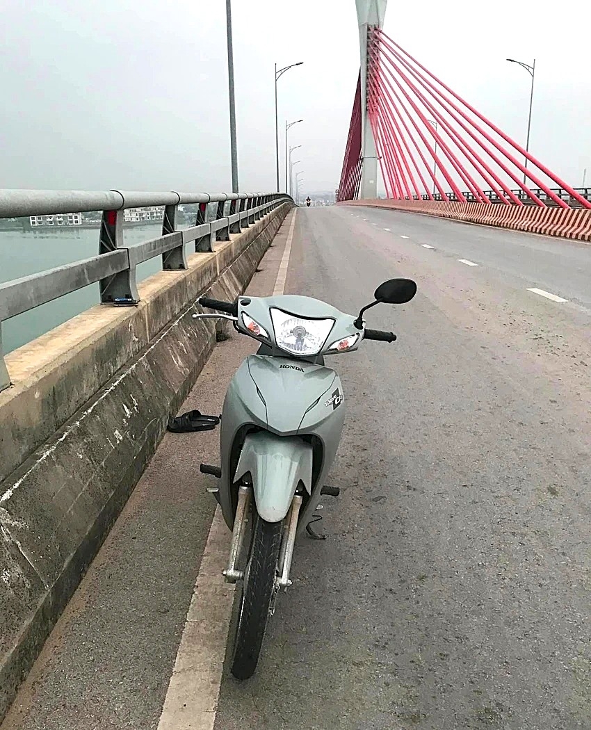Chiếc xe máy nam thanh niên để lại trên cầu Cửa Hội.