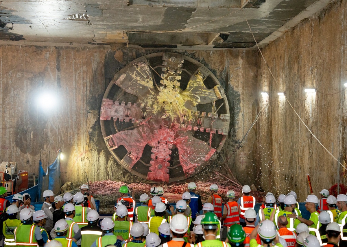 Khoảnh khắc máy đào hầm TBM số 2 “Táo bạo” về đích tại ga S12.
