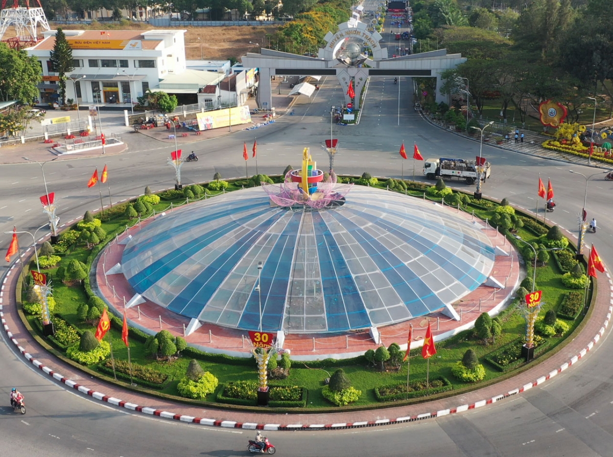 Phường Nhơn Trạch, được định hướng là cửa ngõ chiến lược kết nối TP.HCM và sân bay quốc tế Long Thành. Với 5 khu công nghiệp và 1 cụm công nghiệp, Nhơn Trạch đã thu hút 391 dự án FDI (tổng vốn gần 7,6 tỷ USD). Tỷ trọng công nghiệp - xây dựng và dịch vụ tại đây chiếm trên 99%. Phường hội tụ các dự án hạ tầng giao thông trọng điểm quốc gia, như: Vành đai 3 TP.HCM, cao tốc Bến Lức – Long Thành và cầu Nhơn Trạch.