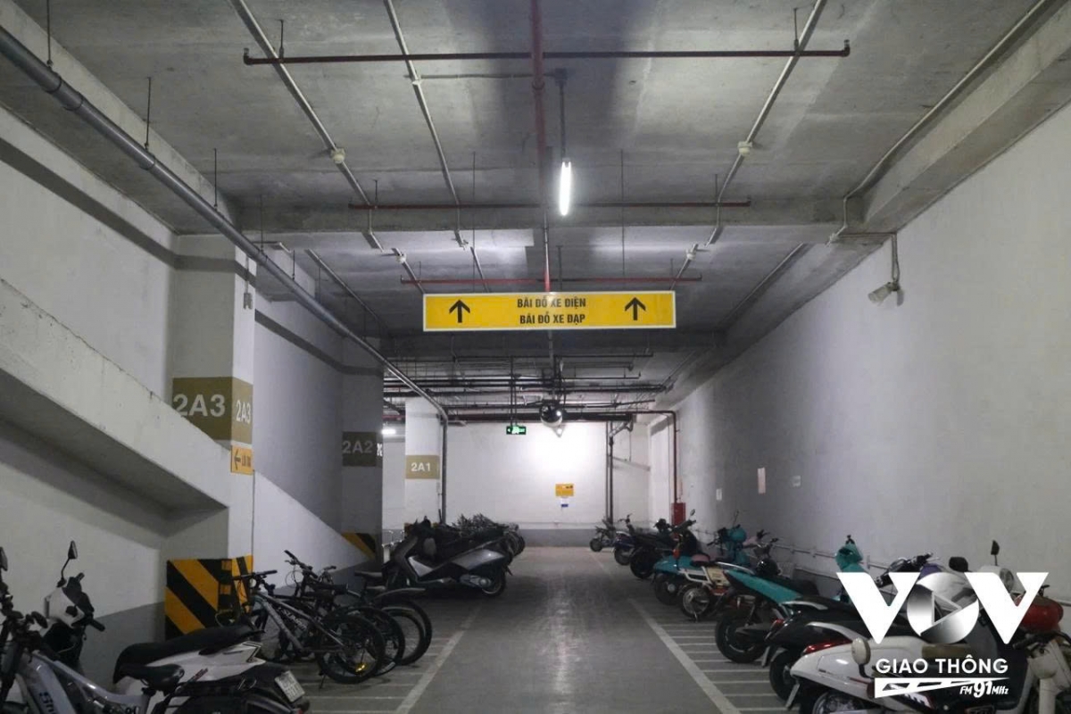 Lo ngại hệ thống trạm sạc xe máy điện vẫn còn chưa phổ biến, trở thành rào cản lớn khiến không ít người dân dè dặt khi cân nhắc chuyển đổi