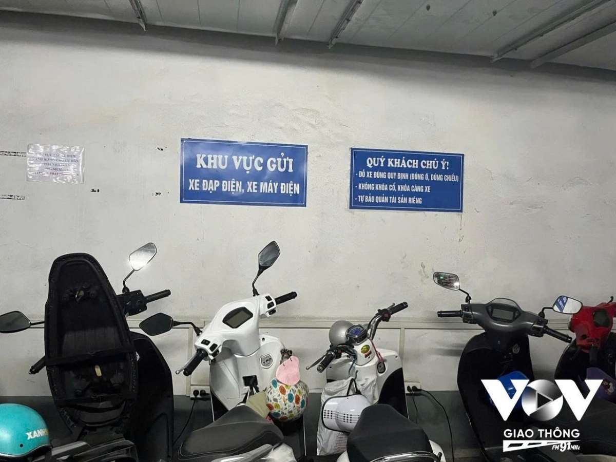 Các điểm sạc xe máy điện dù đã được bố trí tại một số trung tâm thương mại và hầm để xe tại các khu chung cư nhưng mật độ phân bố chưa đồng đều...