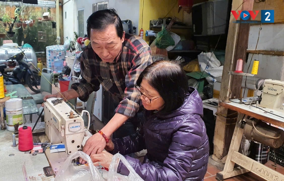 Tùy theo sức khỏe và điều kiện, mỗi người cao tuổi vẫn cống hiến theo cách riêng của mình.