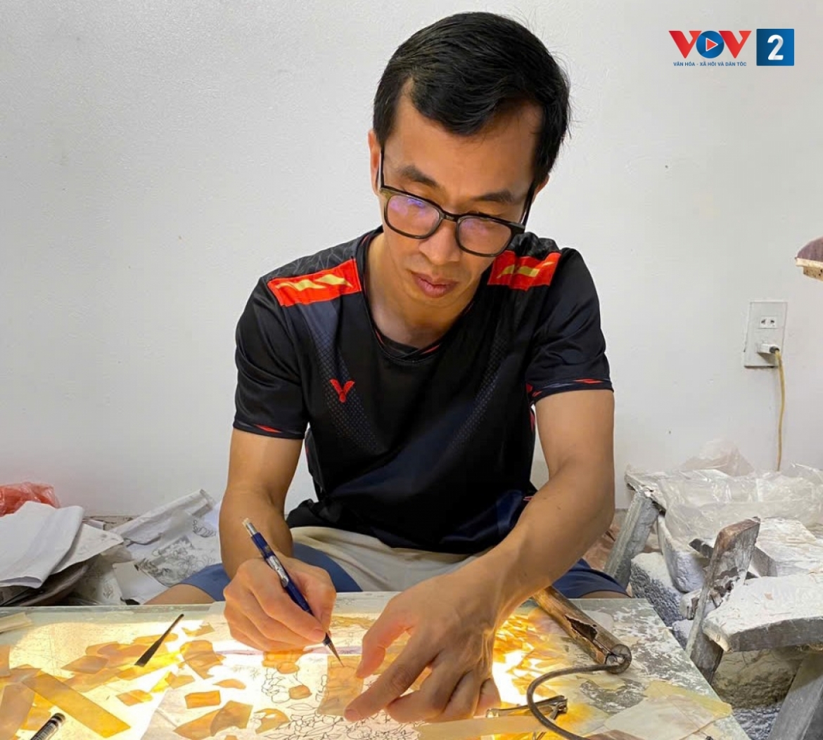 Nghệ nhân Nguyễn Đình Trang và quá trình sáng tạo tác phẩm khảm trai