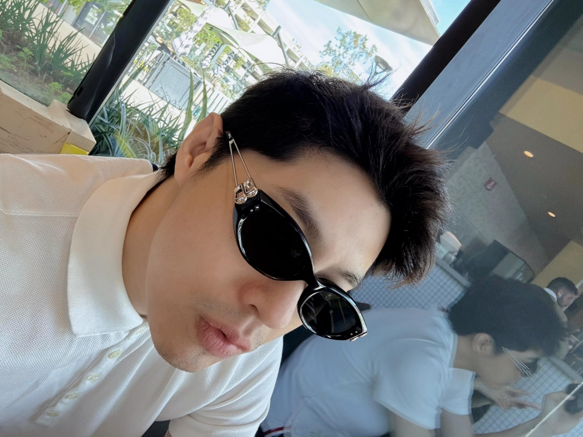 Noo Phước Thịnh khiến fan thích thú với chia sẻ hài hước về nhan sắc: Tự nhận “tự ti” và nói vui rằng ai chê thì… để bụng. Sự dí dỏm và gần gũi tiếp tục giúp nam ca sĩ ghi điểm mạnh.