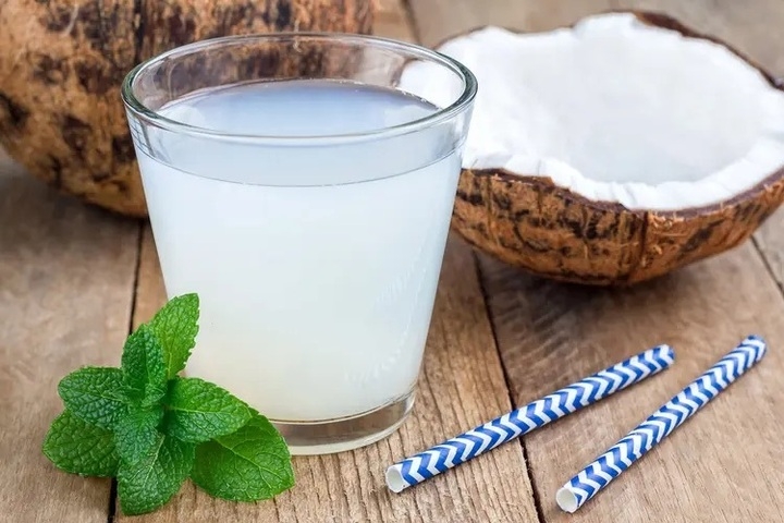 Nước dừa là thức uống không thể thiếu trong các chuyến du lịch mùa hè. 