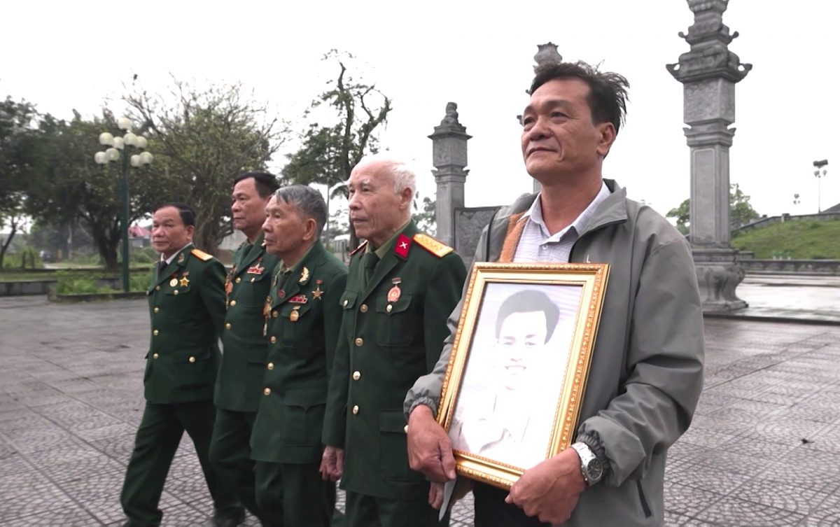 Ông Chu Đình Minh (người cầm di ảnh) vẫn mỏi mòn tìm kiếm người bố liệt sĩ hy sinh ở chiến trường Quảng Trị