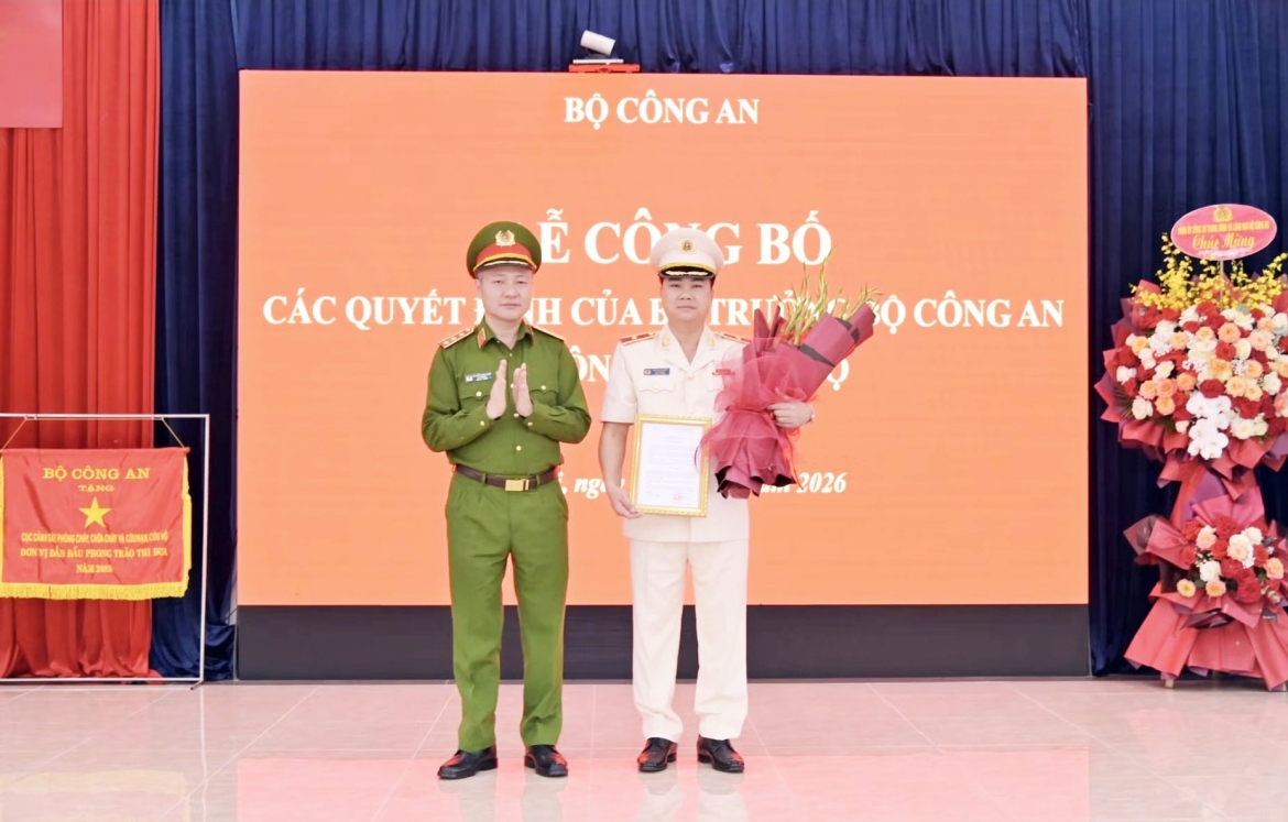 Thượng tướng Nguyễn Ngọc Lâm trao quyết định của Bộ trưởng Bộ Công an về việc điều động, bổ nhiệm Thiếu tướng Dương Đức Hải (Ảnh: An ninh Thủ đô).