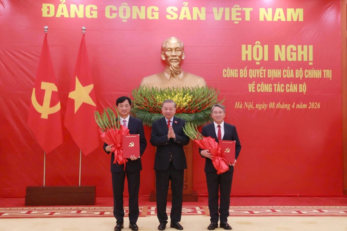 Tổng Bí thư, Chủ tịch nước Tô Lâm trao quyết định cho ông Nguyễn Duy Ngọc và ông Nguyễn Hải Ninh.