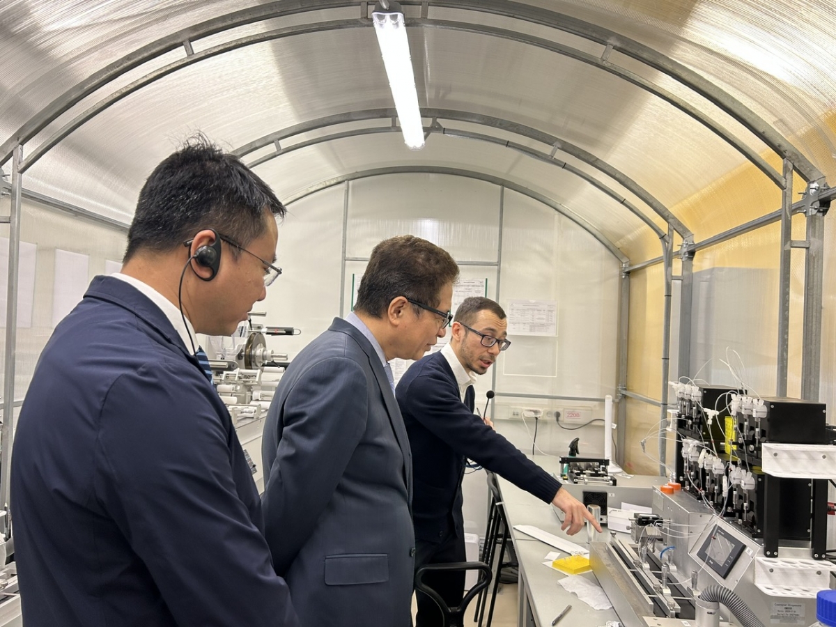 Ông Semyon Pokatsky, Giám đốc phát triển kinh doanh Công ty công nghệ sinh học RapidBio giới thiệu các thiết bị máy móc của Công ty