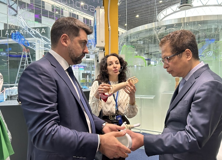 Ông Timur Kornilov, Giám đốc điều hành Technopark Skolkovo giới thiệu sản phẩm chân tay giả cho trẻ em được sản xuất tại Technopark Skolkovo.