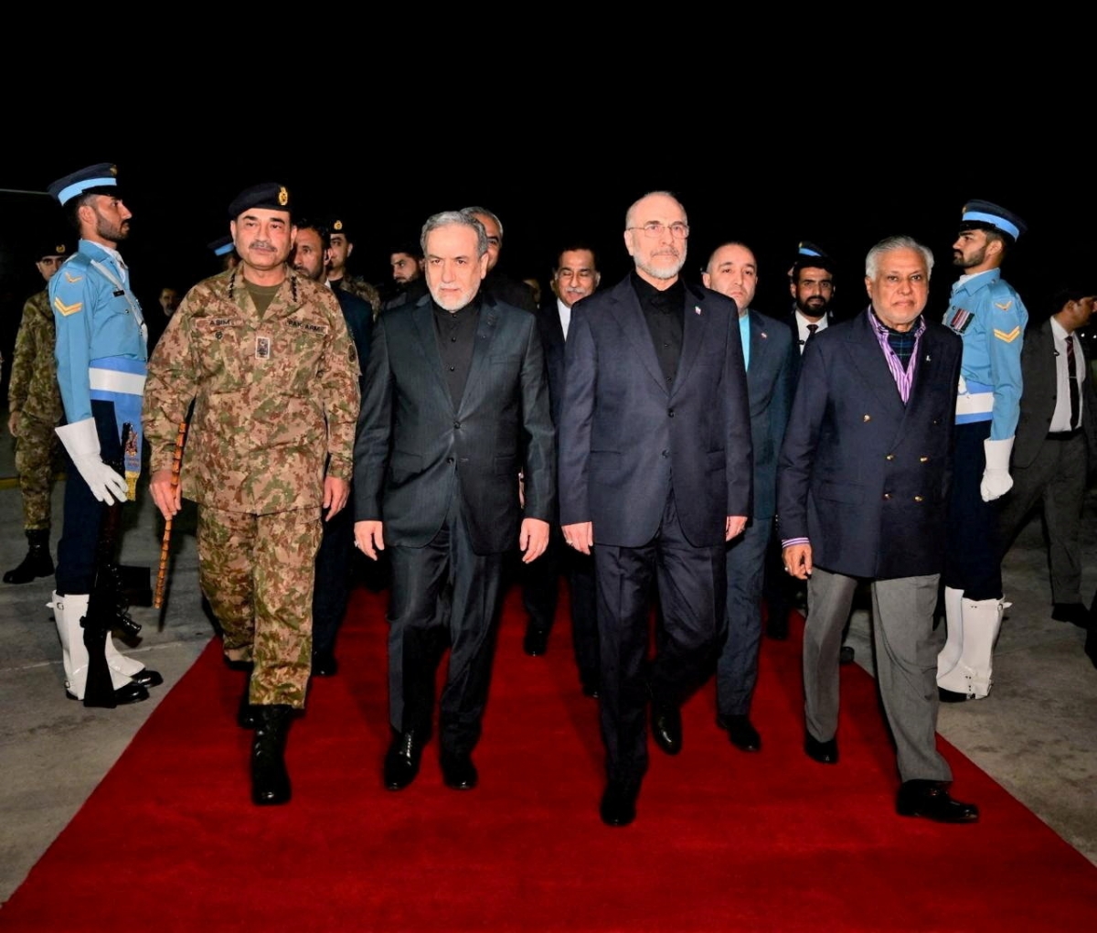 Phái đoàn Iran tới Pakistan. Ảnh: Reuters