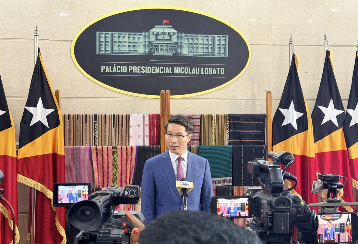 Đại biện Phạm Bình Đàm trả lời phỏng vấn với báo chí Timor-Leste về tình hình quan hệ hai nước