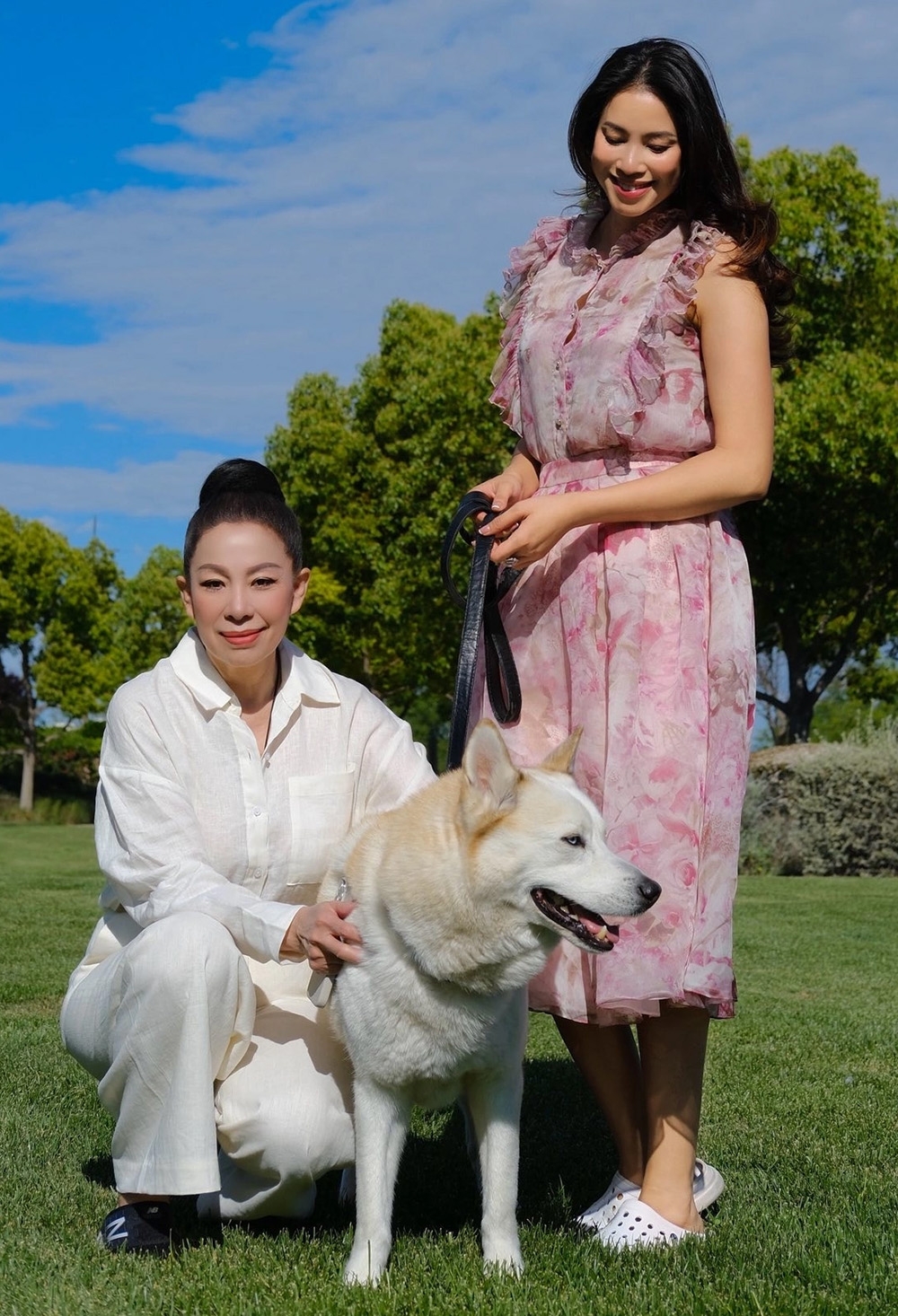 NTK Linh San khen Phạm Hương "nhan sắc rực rỡ" sau 5 năm không gặp khi Phạm Hương diện đầm hoa với điểm nhấn bèo nhún.