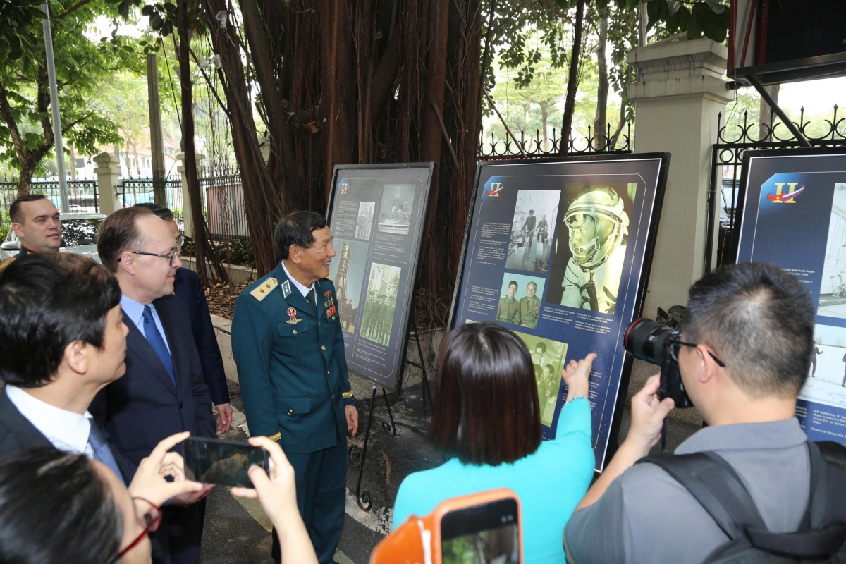 Các đại biểu dự triển lãm. Ảnh: Thanh Tuấn