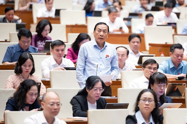 Đại biểu Phạm Văn Hòa tham gia ý kiến tại hội trường