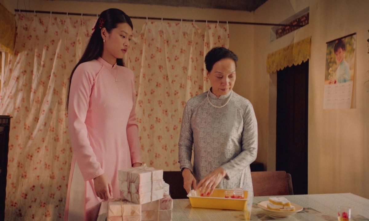 Bà Hoa (NSND Lê Khanh) ngăn cấm con gái Thiên Ân (Hoa hậu Đoàn Thiên Ân) yêu một chàng trai ngoại đạo không phải vì tiền, mà vì lo sợ con sẽ "giẫm lên vết xe đổ" của mình.