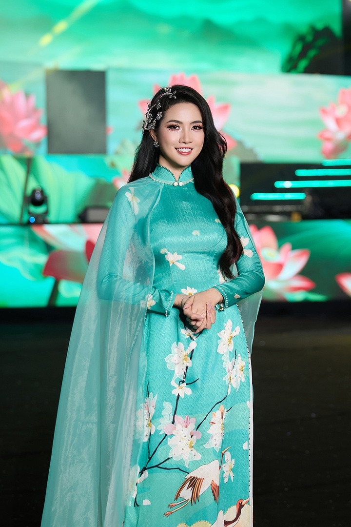 Xuất hiện tại chương trình nghệ thuật ở Ninh Bình, Hoa hậu Phan Thị Mơ ghi điểm bởi nhan sắc rạng rỡ khi sải bước trong tà áo dài truyền thống.