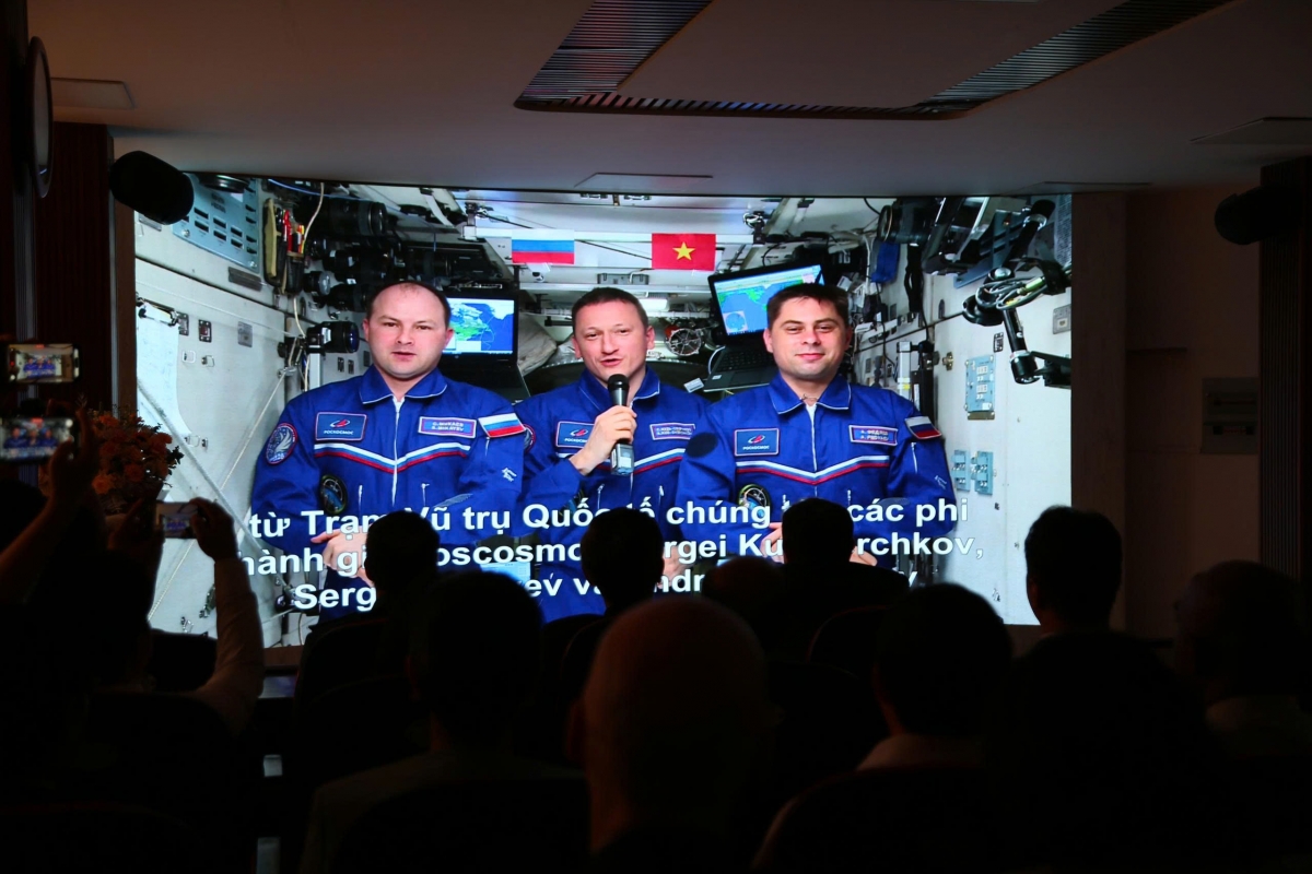 Các phi hành gia Nga gửi lời chào Việt Nam từ Trạm Vũ trụ quốc tế. Ảnh: Thanh Tuấn