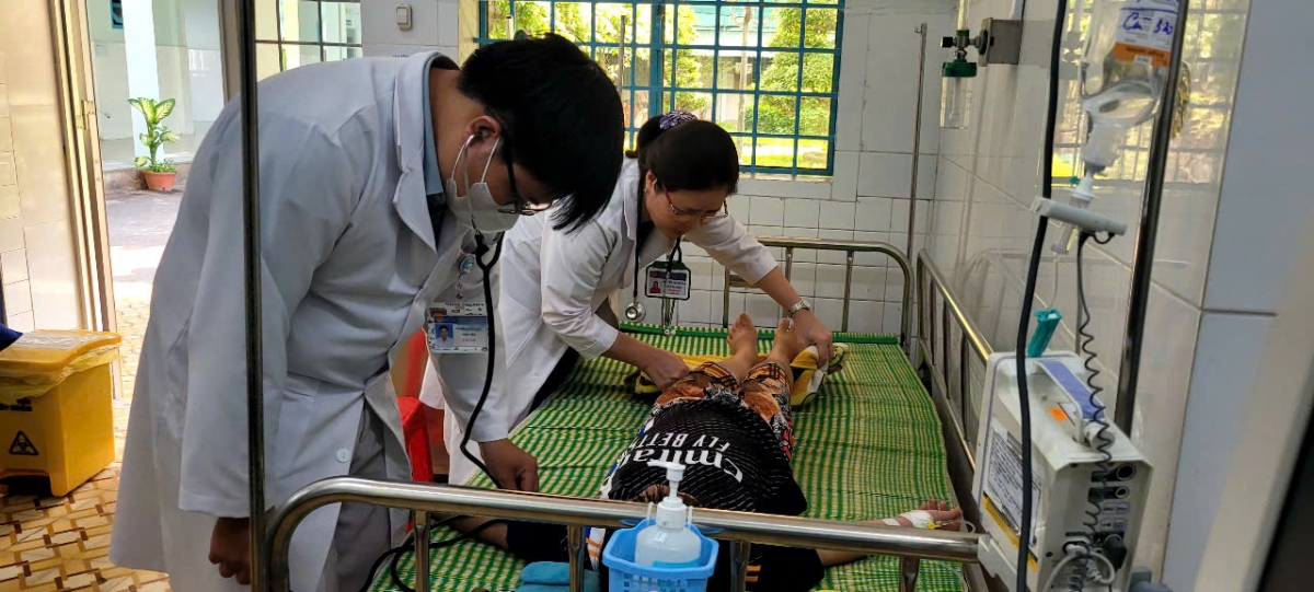 Bác sĩ tại Khoa Nhi của Bệnh viện Đa khoa khu vực Cai Lậy khám bệnh cho trẻ em