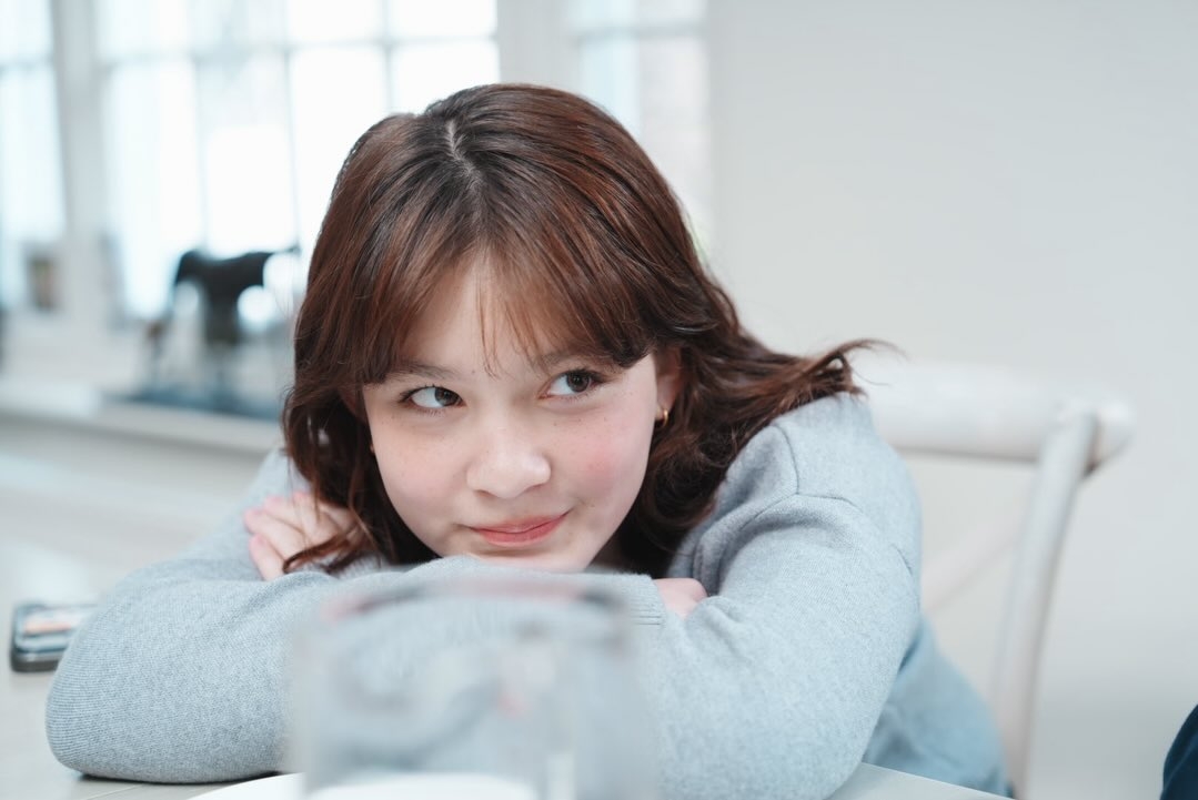 Theo nhà sản xuất, quá trình ghi hình của Nina kéo dài với nhiều cảnh quay đòi hỏi thể lực và điều kiện khắc nghiệt. Trước một bối cảnh có yếu tố tâm linh, Nina đã tự mình đảm nhận phân đoạn này nhằm thể hiện cảm xúc chân thật nhất cho nhân vật. Dù còn nhỏ tuổi, sao nhí vẫn thể hiện sự nghiêm túc, sẵn sàng dấn thân và chủ động trong công việc khiến ê-kíp vô cùng bất ngờ. 