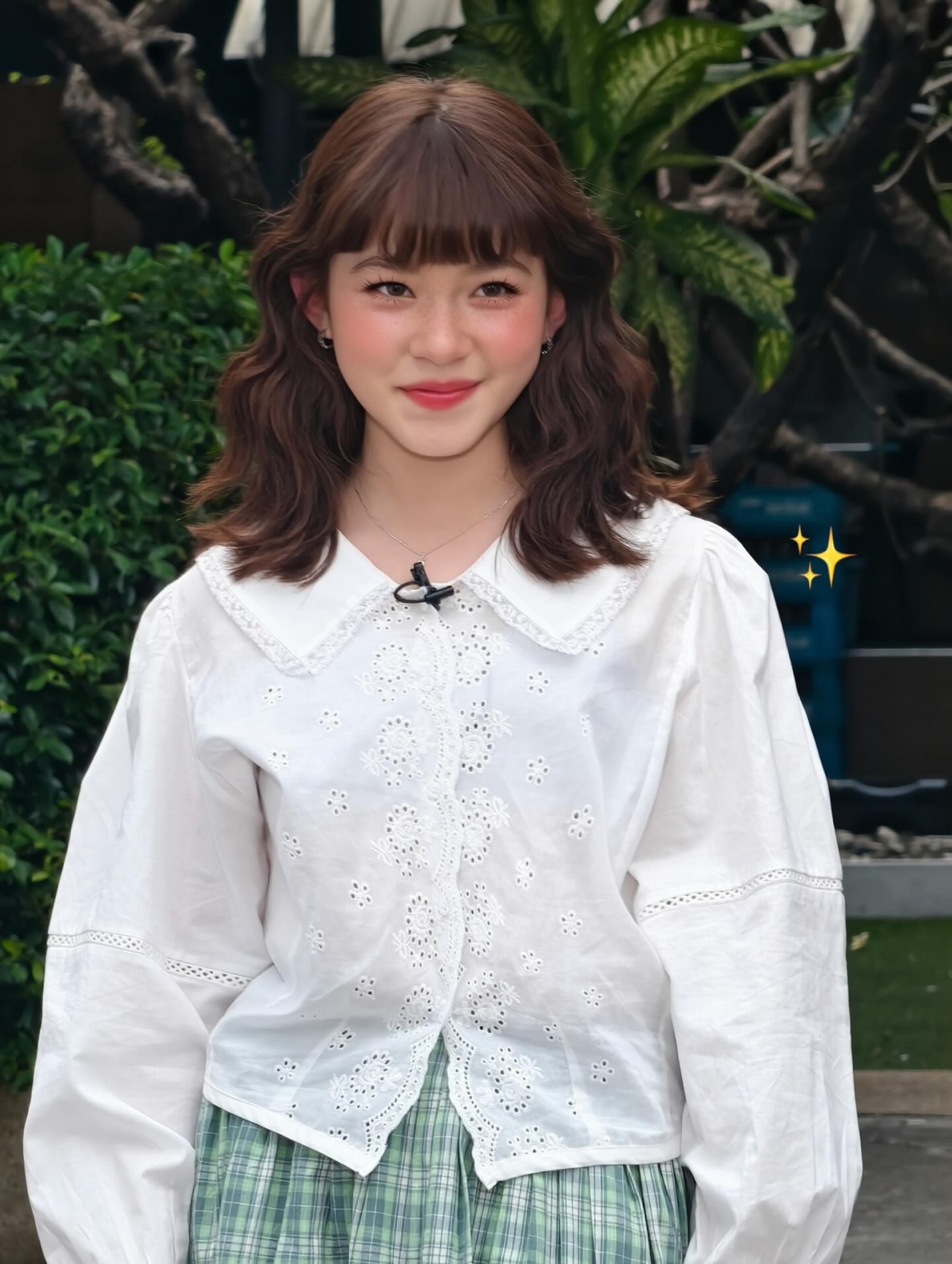 Nina sinh năm 2014, là diễn viên nhí người Anh gốc Thái và hiện là thực tập sinh của GMM Grammy - tập đoàn giải trí và truyền thông hàng đầu Thái Lan. Cô bé được đào tạo bài bản về ca hát, nhảy múa và diễn xuất chuyên nghiệp. 